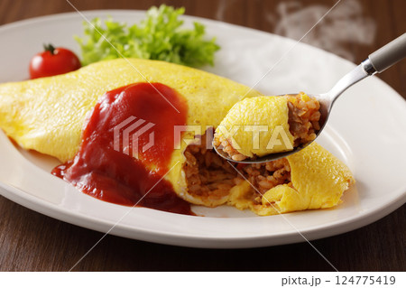 ケチャップをかけた美味しそうなオムライス ケチャップをかけた美味しそうなオムライス 124775419