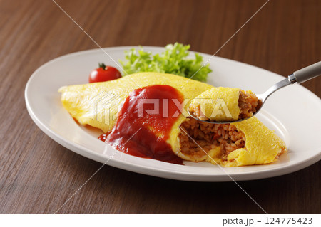 ケチャップをかけた美味しそうなオムライス ケチャップをかけた美味しそうなオムライス 124775423