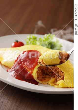 ケチャップをかけた美味しそうなオムライス ケチャップをかけた美味しそうなオムライス 124775426