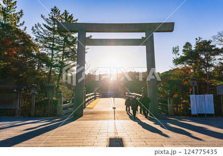 伊勢神宮内宮　宇治橋鳥居から昇る朝日 124775435