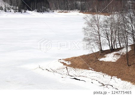 早春の北海道 雪解け間近 山上湖の湖畔 早春の北海道 雪解け間近 山上湖の湖畔 124775465