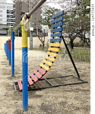鉄棒と逆上がり補助器 鉄棒と逆上がり補助器 124775835