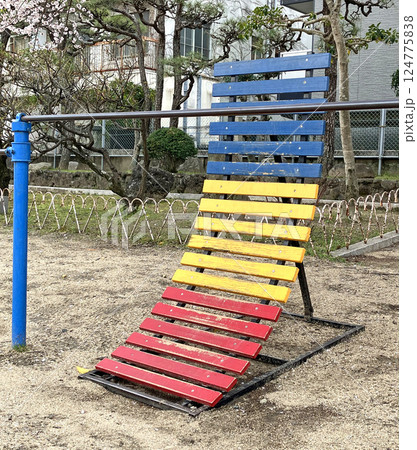 鉄棒と逆上がり補助器 124775838