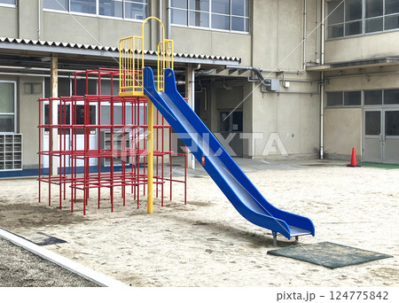 ジャングルジム滑り台 124775842