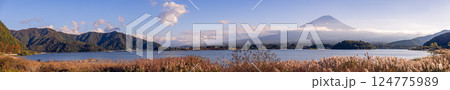 Super-wide panorama of Lake Kawaguchi and Mount Fuji in autumn 124775989