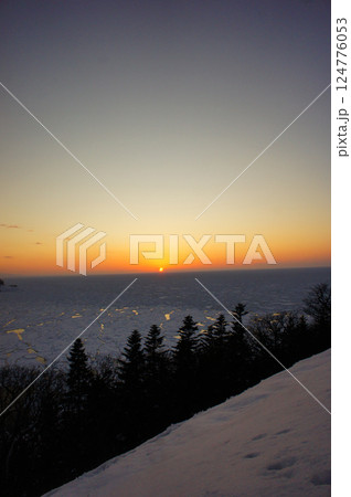 知床 流氷に沈む太陽 知床 流氷に沈む太陽 124776053