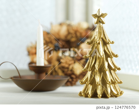 窓辺に飾られたクリスマスツリーとリース クリスマスイメージ 窓辺に飾られたクリスマスツリーとリース クリスマスイメージ 124776570