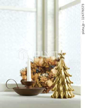 窓辺に飾られたクリスマスツリーとリース　クリスマスイメージ 124776573