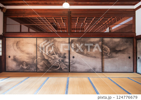 Dragon painting on sliding door of Kenninji temple hall, Kyoto, Japan Dragon painting on sliding door of Kenninji temple hall, Kyoto, Japan 124776679