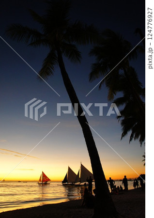 ボラカイ島　ホワイトビーチの夕暮れ 124776927