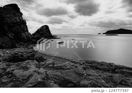 露出した地層と穏やかな海 甑島 露出した地層と穏やかな海 甑島 124777397
