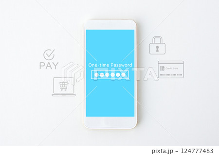 オンラインショッピングの決済手続き中にワンタイムパスワードを受け取ったスマホのイメージ画像 124777483