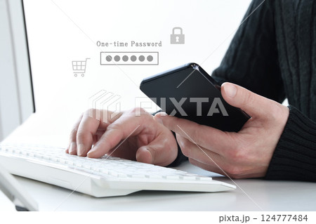3Dセキュアを表現したイメージ画像―ワンタイムパスワードを入力する男性の手元 124777484