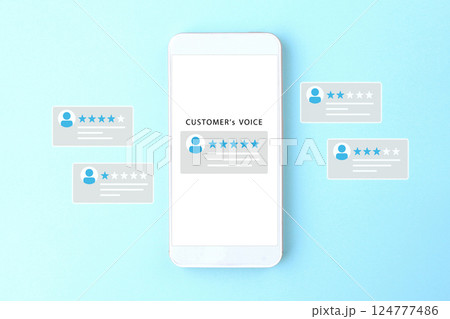 スマートフォン上で述べられた顧客の評価を表したイメージ画像 スマートフォン上で述べられた顧客の評価を表したイメージ画像 124777486