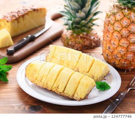 新鮮なパイナップル （ カットイメージ ） 124777746