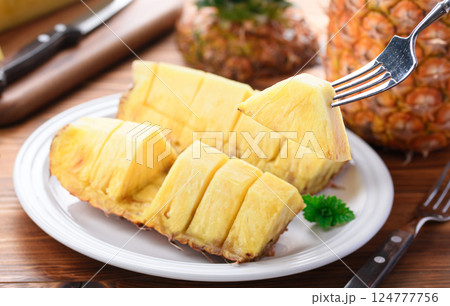 新鮮なパイナップル （ カットイメージ ） 124777756