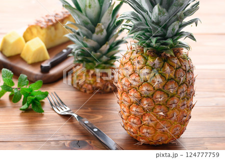 新鮮なパイナップル （ カットイメージ ） 124777759