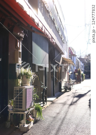 晴れた日のレトロな路地 124777832