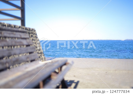 海の見えるベンチ 124777834