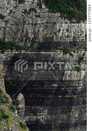 露出した地層　夜萩円山公園 124777864