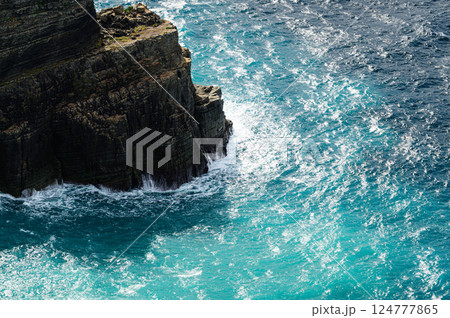 露出した地層　夜萩円山公園 124777865
