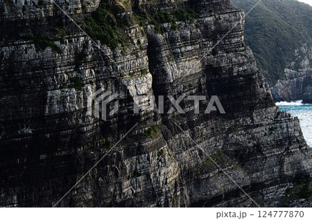 露出した地層 夜萩円山公園 露出した地層 夜萩円山公園 124777870