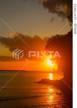海に沈む夕日 124778013