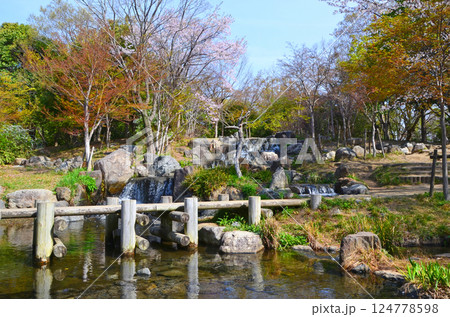 春の水辺の風景(大阪・鶴見緑地公園) 春の水辺の風景(大阪・鶴見緑地公園) 124778598