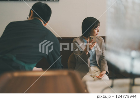 coffee shop 124778944