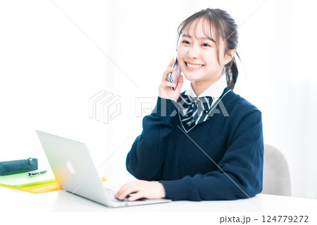 スマホで話す高校生 124779272
