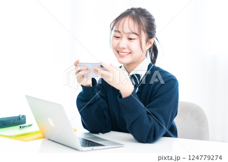 動画配信を見る高校生 124779274