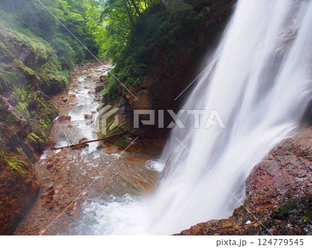 信州高山村の松川渓谷・雷滝 124779545