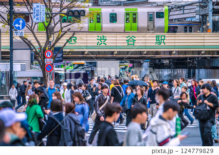 日本の東京都市景観緊宣5年…外国人観光客らで賑わう渋谷。緊急事態宣言から7日で5年…マ姿は撲滅… 124779829