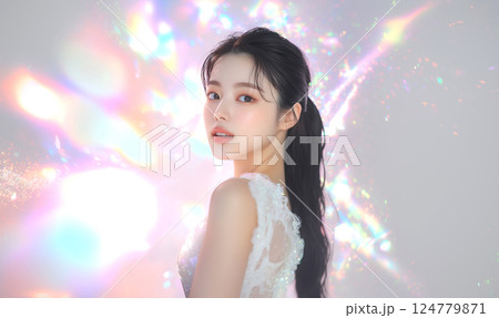 キラキラとした美しい女性のポートレート 124779871