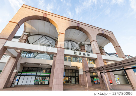長崎県佐世保市　日本最西端の駅　JR佐世保駅 124780096