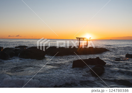 鳥居から上る朝日 鳥居から上る朝日 124780386