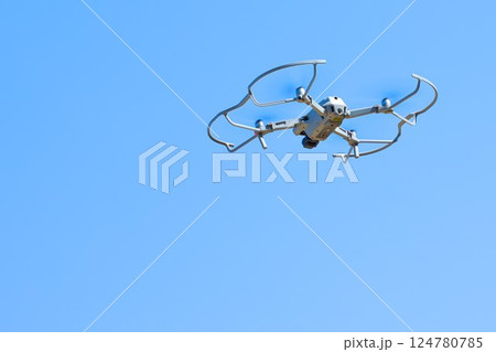 ドローンの飛行風景右上 124780785