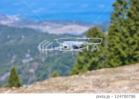 ドローンの飛行風景中央 ドローンの飛行風景中央 124780786