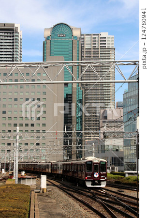 阪急梅田駅を出発した列車と梅田のビル街 124780941
