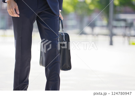 ビジネス街を歩くスーツの若い男性の足元 ビジネス街を歩くスーツの若い男性の足元 124780947
