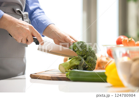 野菜を切るミドル女性の手元 124780984