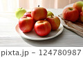 白い皿の上に置いてあるリンゴ 124780987