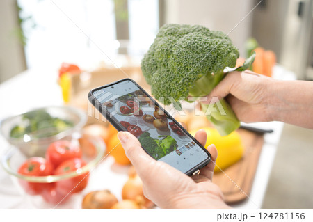 料理の素材をスマホで撮るミドル女性の手元 料理の素材をスマホで撮るミドル女性の手元 124781156