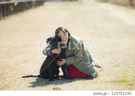 犬を散歩する女性 犬を散歩する女性 124781285