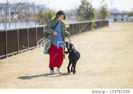 犬を散歩する女性 124781289