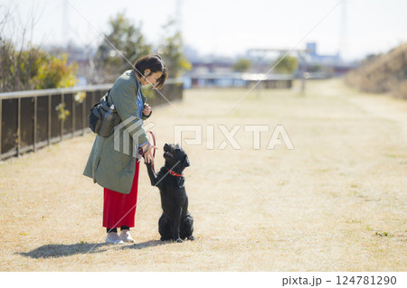 犬を散歩する女性 124781290