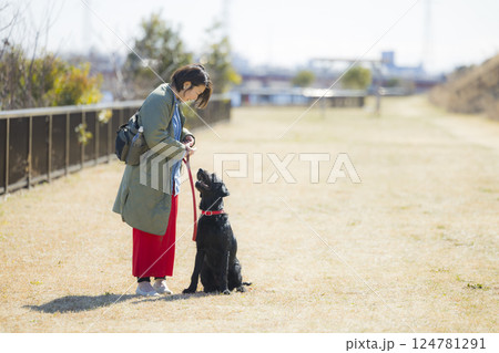 犬を散歩する女性 124781291