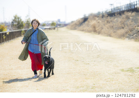犬を散歩する女性 124781292