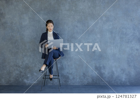 ノートパソコンを使うビジネスウーマン 124781327