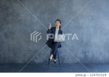 ノートパソコンを使うビジネスウーマン 124781329